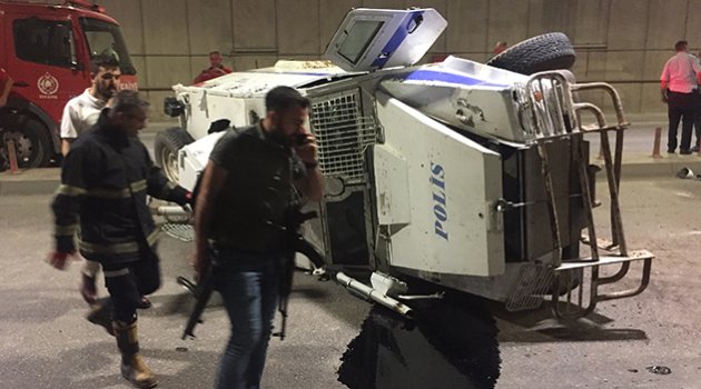 Zırhlı polis aracı ile kamyonetin çarpıştı