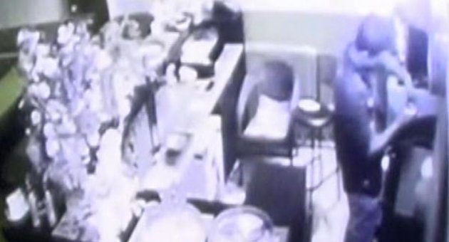 Ziyaret bahanesiyle eski patronunun altınlarını çaldı