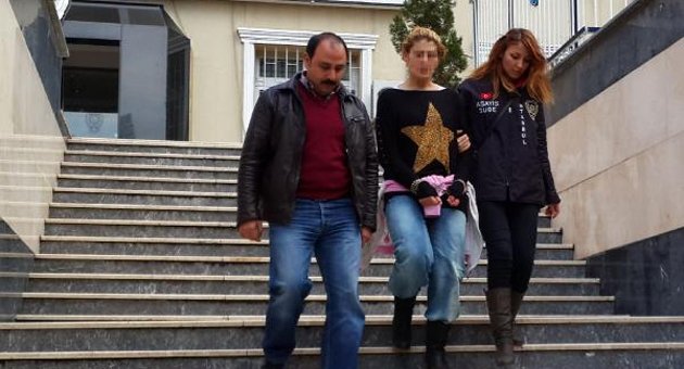 Zorla cinsel ilişkiye girmek isteyen arkadaşını boğan kadın polise teslim oldu