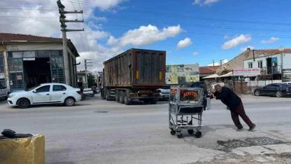 4 Çocuğunu Simit Satarak Okutuyor