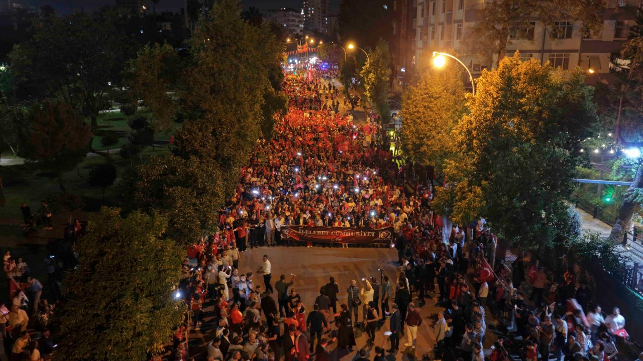 Adana&#039;da Cumhuriyet Coşkusu:Binlerce Vatandaş Bir Arada Kutladı