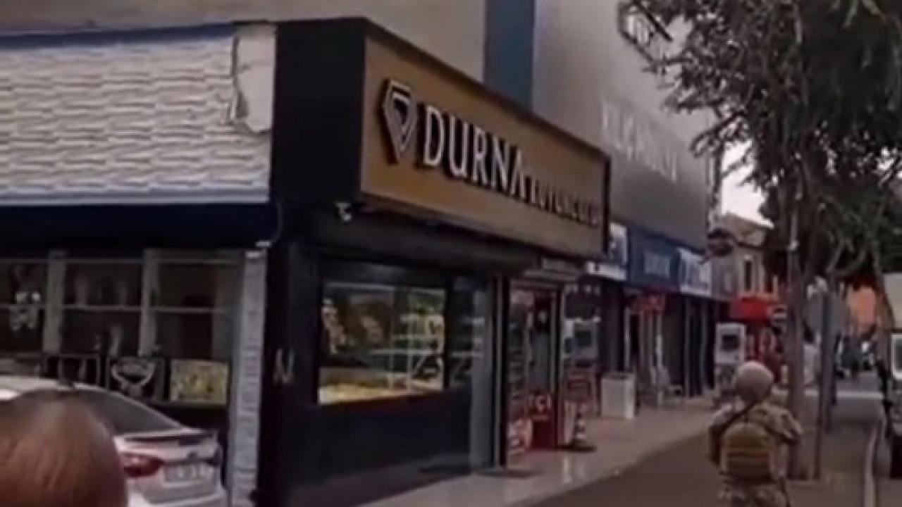 Ailesine Bıçak Çekti, Özel Harekat Polisi Bacağından Vurdu