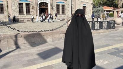 Çarşaf Giyip Sokakta Geziyordu, Gözaltına Alındı
