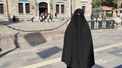 Çarşaf Giyip Sokakta Geziyordu, Gözaltına Alındı