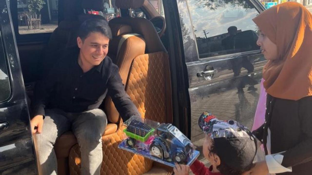 Cumhuriyet Coşkusu:Hediyelerle Çocukları Sevindirdi