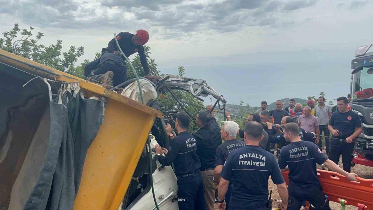 Freni Boşalan Kamyon Dehşet Saçtı:1 Ölü,1 Yaralı