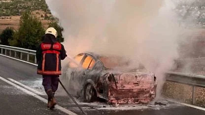 Hareket Halindeki Otomobil Alev Topuna Döndü
