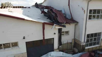 Hortum Öğrenciler İçerideyken Okulu vurdu