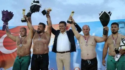 İsmet Atlı Karakucak Güreşleri’ni Recep Kara Kazandı