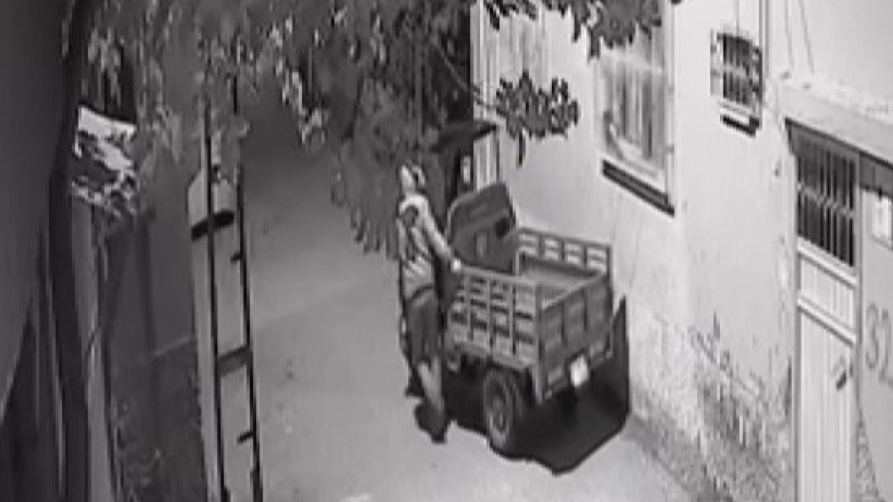 Kapüşonlu Hırsız Kamerada:Dakikalar İçerisinde Çalıp Kaçtı