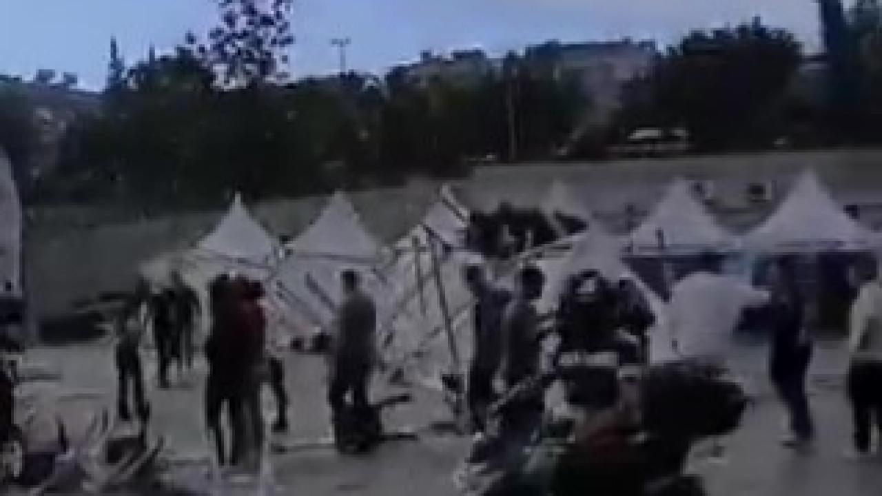Kuvvetli Rüzgar ’Kariyer Fuarı’ Çadırlarını Uçurdu