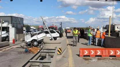 Mersin’de Otoyolda Otomobil Beton Bariyere Çarptı: 2 Ölü