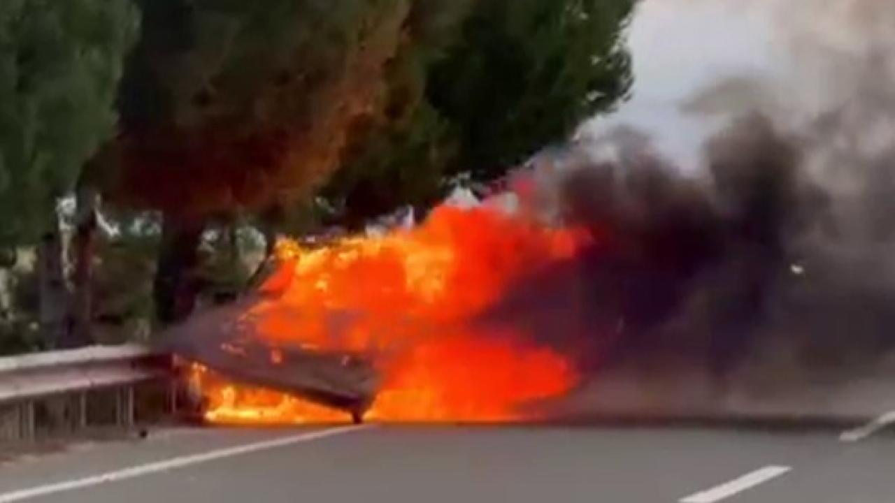 Otomobil Alev Alev Yandı, Sürücü Ölümden Döndü