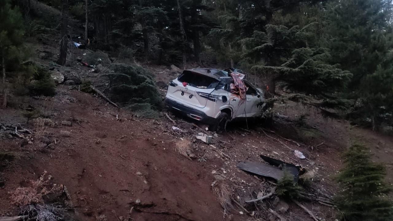 Otomobil Uçuruma Yuvarlandı:2 Ölü