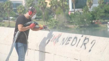 Tarihi Taşköprü’de Sprey Boya Temizliği