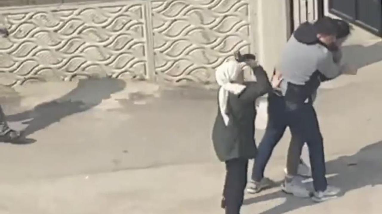 Sopalar, Yumruklar, Terlikler Havada Uçuştu