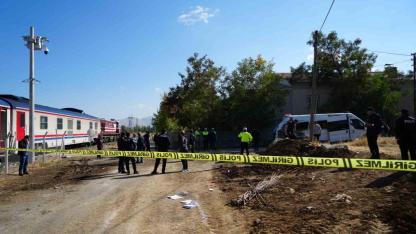 Tren Öğrenci Servisine Çarptı: 17 Yaralı