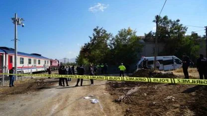Tren Öğrenci Servisine Çarptı: 17 Yaralı