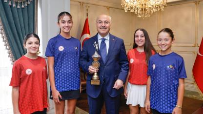 Vali Köşger Şampiyon Tenisçileri Kutladı