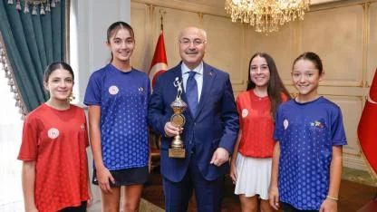 Vali Köşger Şampiyon Tenisçileri Kutladı
