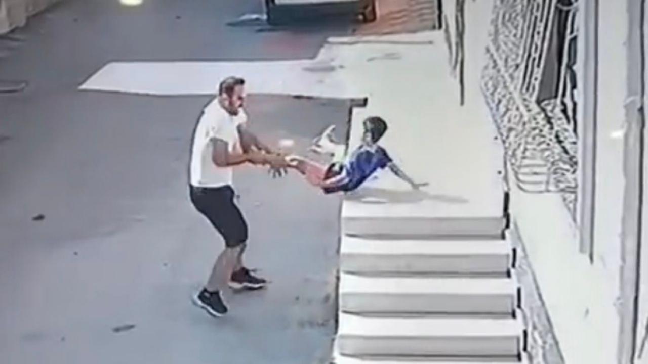 Vicdansız! 8 Yaşındaki Çocuğu Acımasızca Yere Fırlattı