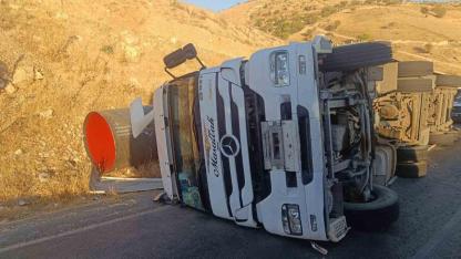 Virajı Alamayan Tır Devrildi