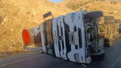 Virajı Alamayan Tır Devrildi