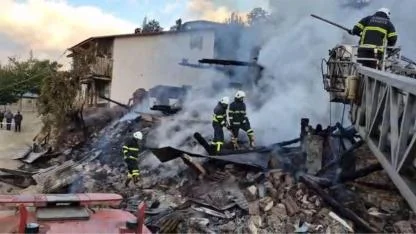 Yangın Çıkan Ev Çöktü, İki Kardeş Enkaz Altında Aranıyor