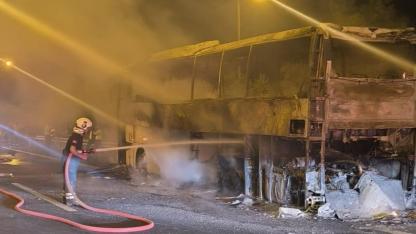 Yolcu Otobüsü Yanarak Demir Yığınına Döndü