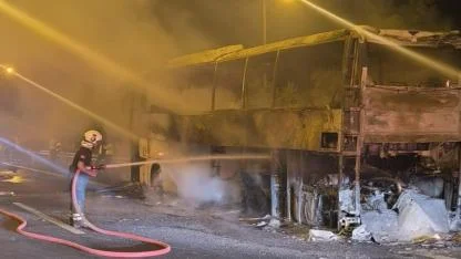 Yolcu Otobüsü Yanarak Demir Yığınına Döndü