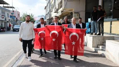 Yüreğir Belediyesi’nden Esnafa Cumhuriyet Bayramı Hediyesi:Türk Bayrağı