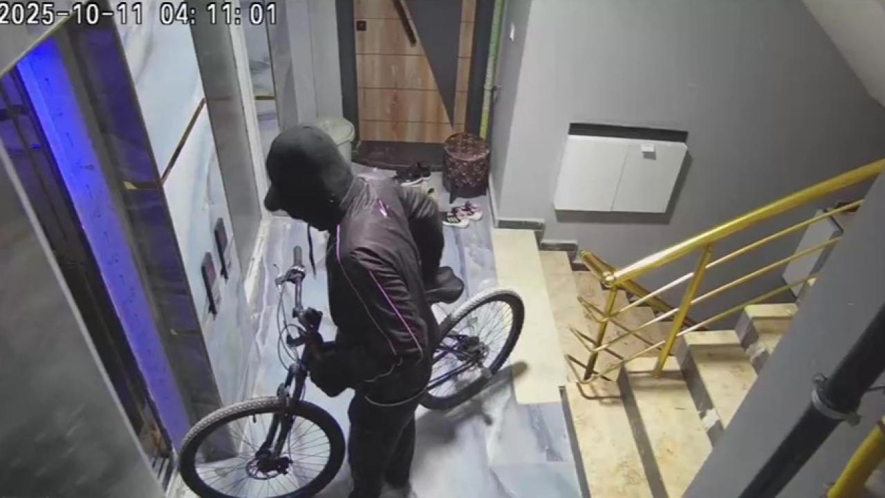 Yüzü Maskeli Bisiklet Hırsızı Kameraya Yakalandı