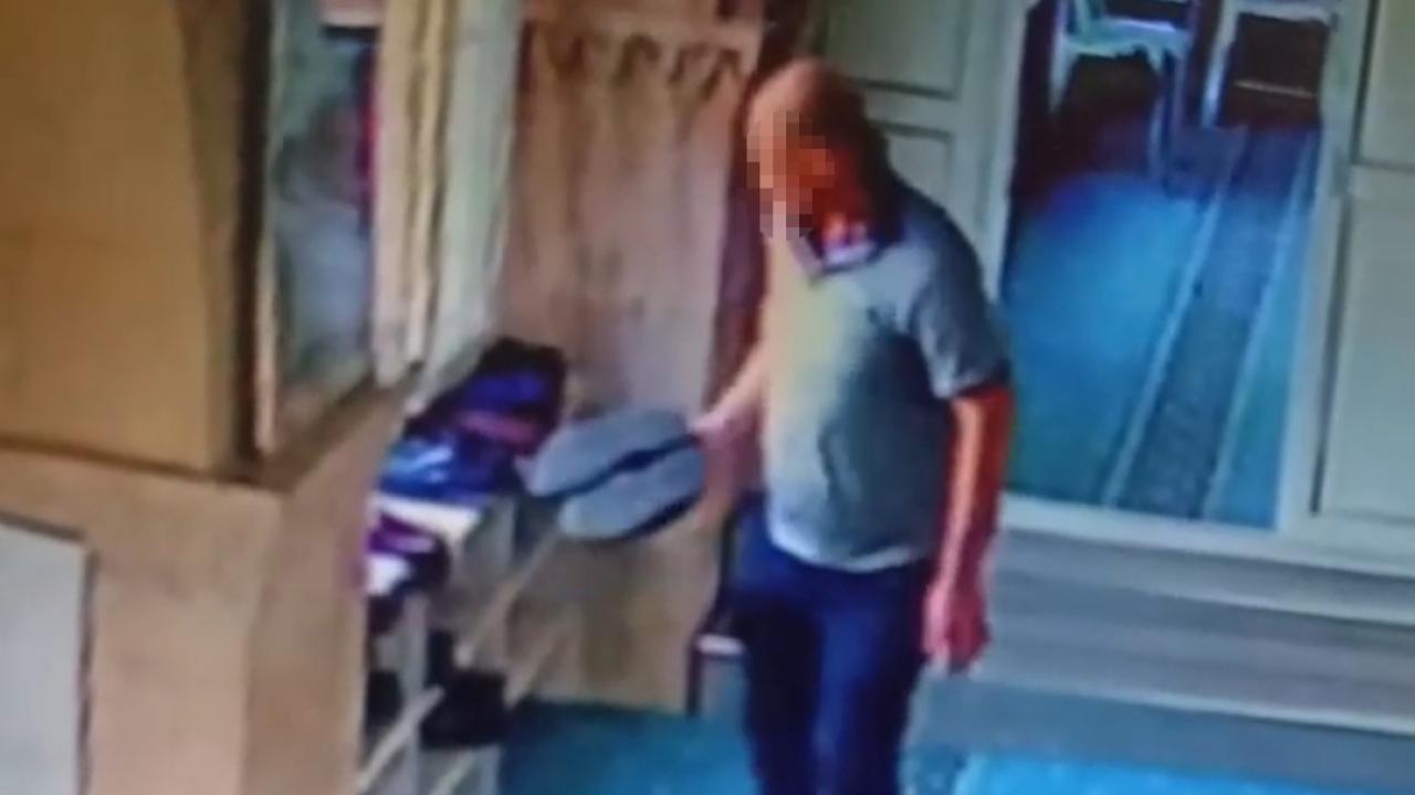 Camide Hırsızlık:Beğendiği Ayakkabıyı Çaldı