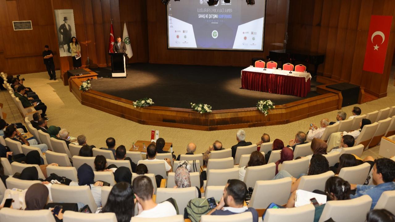 ÇÜ&#039;de “Uluslararası Hukuk Bağlamında Savaş ve Çatışma” Konferansı Düzenlendi