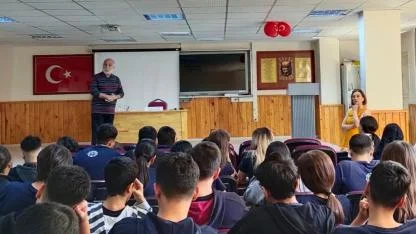 Gazeteci Özke Genç İletişimcilerle Deneyimlerini Paylaştı