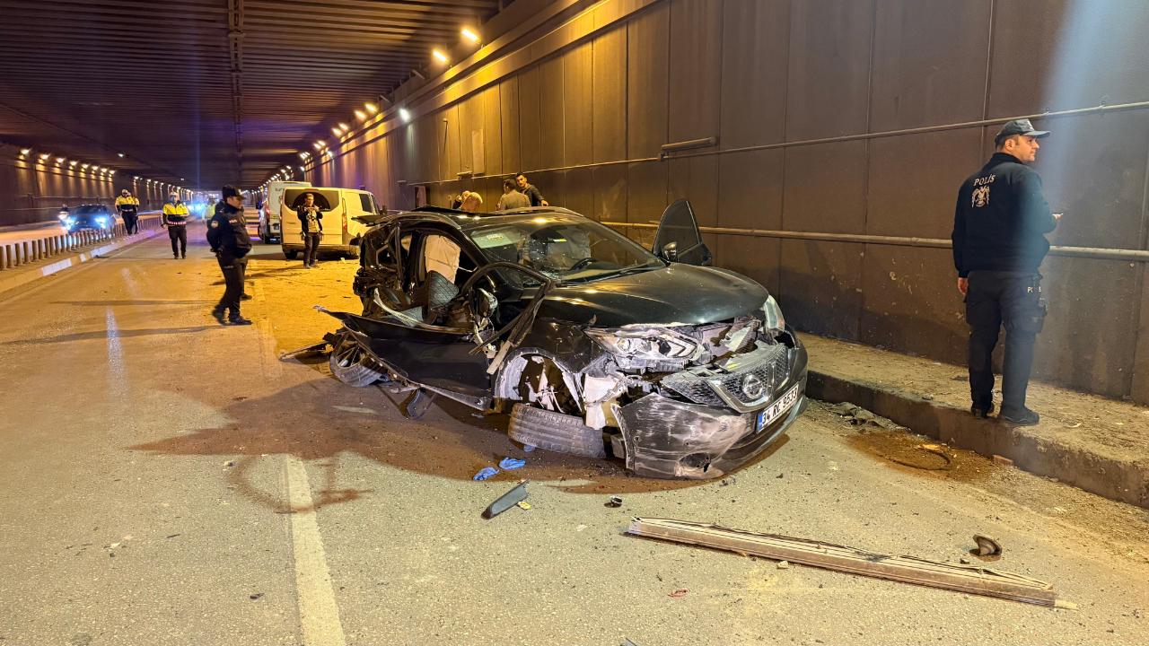 Kontrolden Çıktı, Hafif Ticari Araçla Çarpıştı:2 Ölü, 1 Yaralı