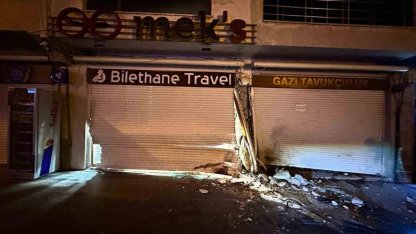 Mardin’de Otomobil İş Yerinin Kepengine Çarptı:4 Yaralı