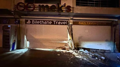 Mardin’de Otomobil İş Yerinin Kepengine Çarptı:4 Yaralı