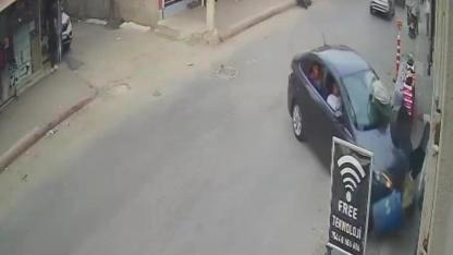 Otomobil Markete Daldı:4 Yaralı