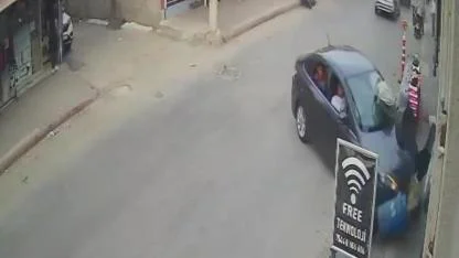 Otomobil Markete Daldı:4 Yaralı