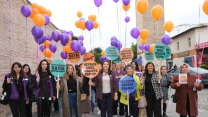 Şiddetsiz Bir Dünya İçin Fidan Dikip, Balon Uçurdular