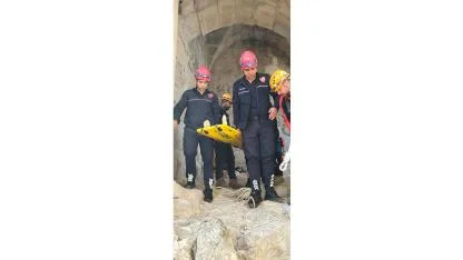 Tarihi Kaleye Çıkarken Ayağını Kırdı