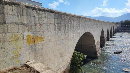 Tarihi Misis Köprüsü Yazılarla Tahrip Edildi