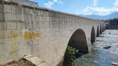 Tarihi Misis Köprüsü Yazılarla Tahrip Edildi