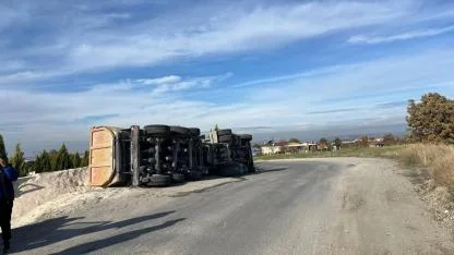 Tır Yan Yattı:Sürücü Yaralı