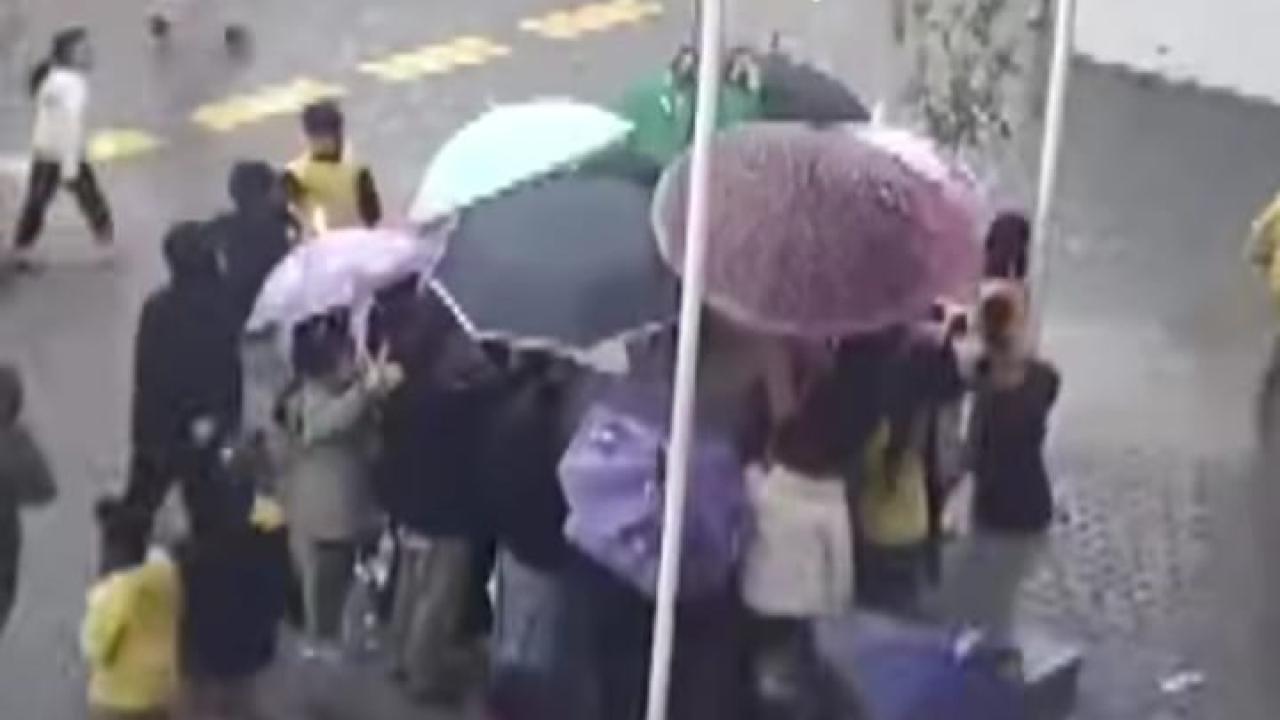 Yağmur Altında Bir Vefa Dersi, Adana’nın Çocukları Atasına Sahip Çıkıyor