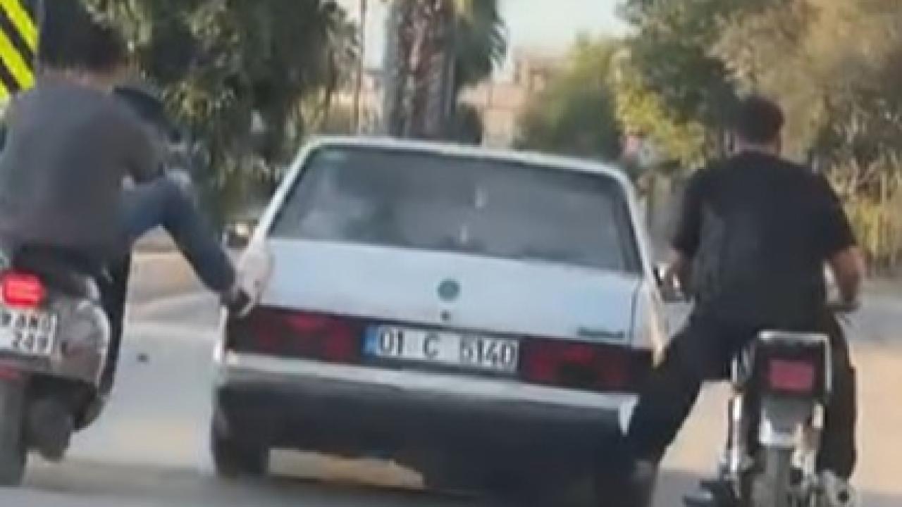 Yolda Kalan Otomobili Ayaklarıyla İttirdiler!