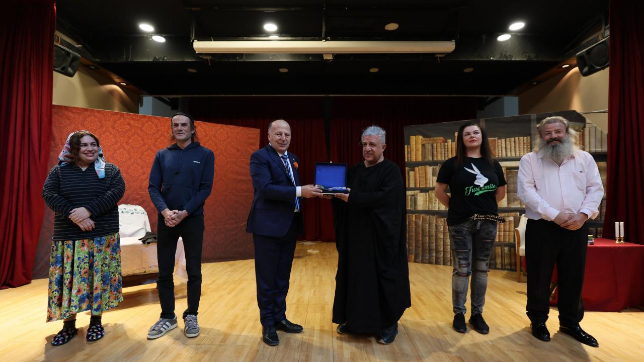 Yüreğir’de Gençler “Pembe Aslında Siyahtır” Oyununda Buluştu