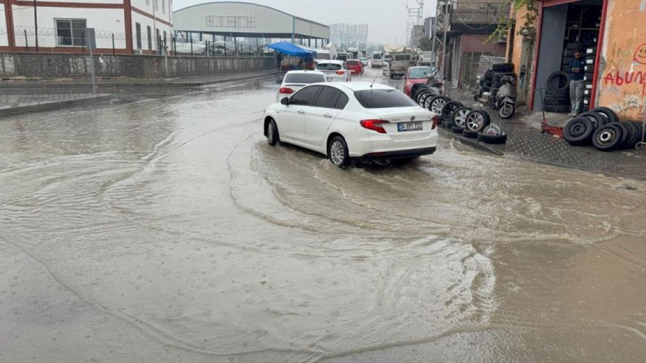 Adana&#039;da Sağanak Yağış:Semt Pazarı Göle Döndü