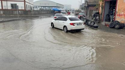 Adana'da Sağanak Yağış:Semt Pazarı Göle Döndü